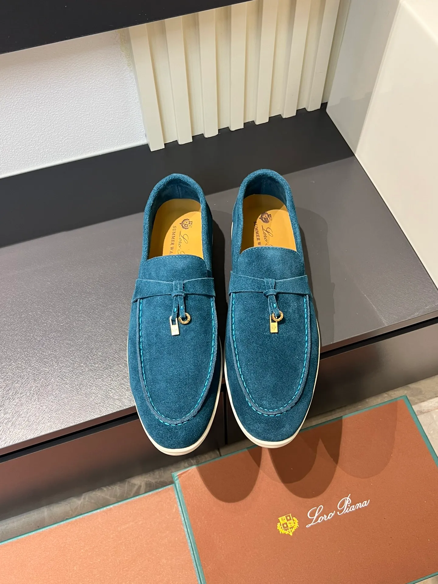 Men's shoes 💰p360 "Loro men's shoes 💰pian'*" Classic L men's shoes for couples 💰p Top version British flat loafers, a must-have item in old money style, the minimalist design is eye-catching and durable, a plus point for dressing The soft foot feel and texture are outstanding. They don’t scratch your feet and are very nice. They are matched with soft and waxy soles. They can be worn daily for a long time without getting tired. They are easy to wear, versatile and classic items, with perfect foot feel and texture! Imported cashmere fabric, the lining is made of imported A-grade water-dyed cow lining, the top version of the genuine leather midsole is sewn with pure handmade mark thread! Size: Female 35-40 (34. Customized) Male 38-44 (45.46. Customized)